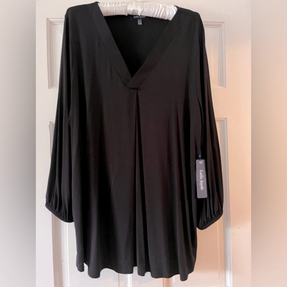 Laila Jayde black V neck.